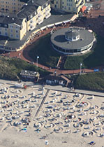Luftbild vom Strand von Wangerooge. Man sieht das Café Pudding von oben und viele Strandkörbe.